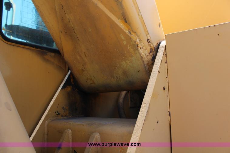 image for item H6658 1979 John Deere 690B excavator