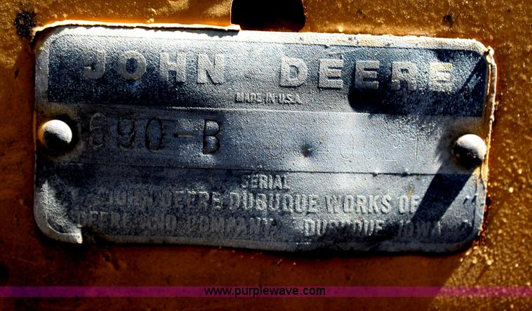 image for item H6658 1979 John Deere 690B excavator