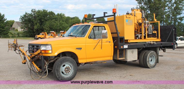 image for item H6687 1997 Ford F450 XL Super Duty flatbed truck with paint striping unit