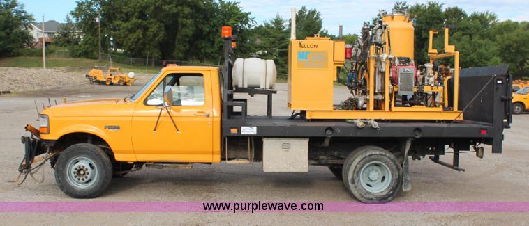 image for item H6687 1997 Ford F450 XL Super Duty flatbed truck with paint striping unit