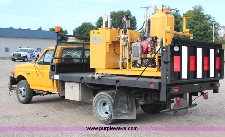 image for item H6687 1997 Ford F450 XL Super Duty flatbed truck with paint striping unit