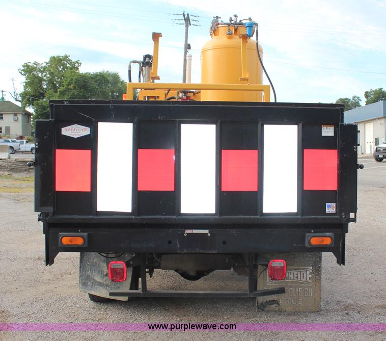 image for item H6687 1997 Ford F450 XL Super Duty flatbed truck with paint striping unit