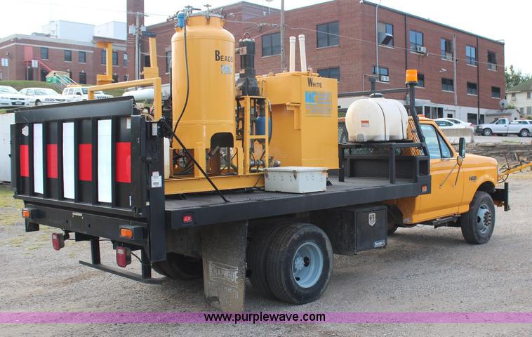 image for item H6687 1997 Ford F450 XL Super Duty flatbed truck with paint striping unit