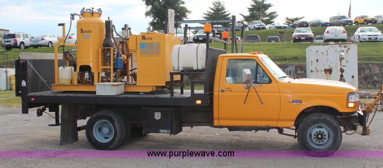 image for item H6687 1997 Ford F450 XL Super Duty flatbed truck with paint striping unit