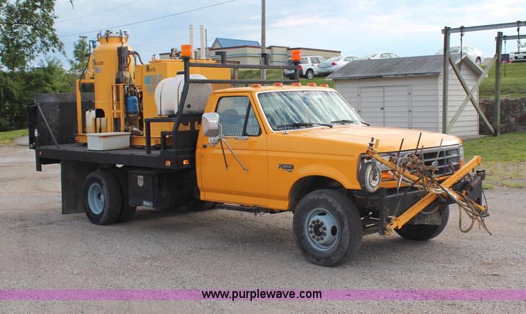 image for item H6687 1997 Ford F450 XL Super Duty flatbed truck with paint striping unit