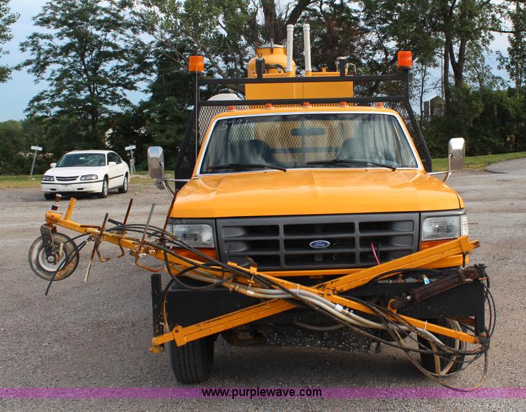 image for item H6687 1997 Ford F450 XL Super Duty flatbed truck with paint striping unit