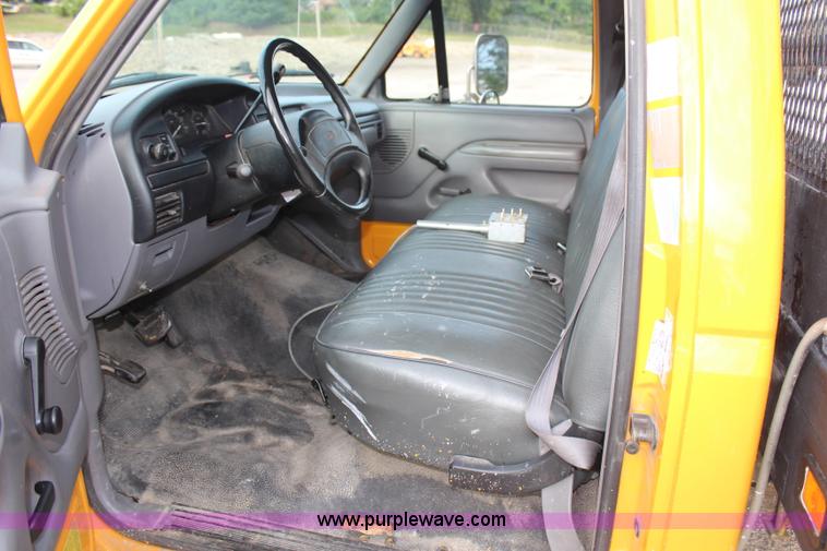 image for item H6687 1997 Ford F450 XL Super Duty flatbed truck with paint striping unit