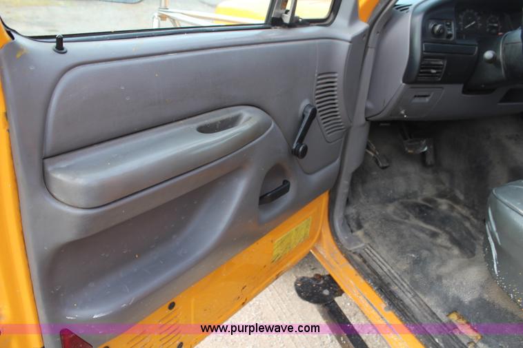 image for item H6687 1997 Ford F450 XL Super Duty flatbed truck with paint striping unit