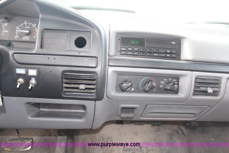 image for item H6687 1997 Ford F450 XL Super Duty flatbed truck with paint striping unit