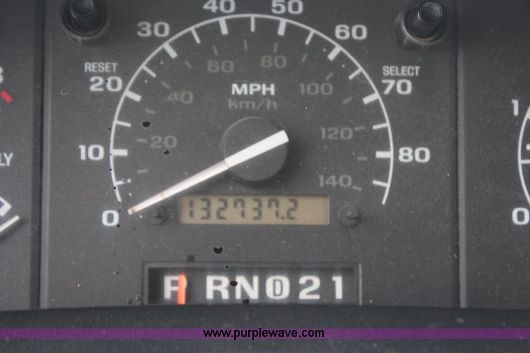 image for item H6687 1997 Ford F450 XL Super Duty flatbed truck with paint striping unit