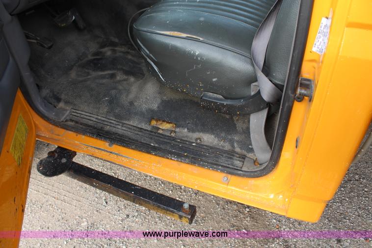 image for item H6687 1997 Ford F450 XL Super Duty flatbed truck with paint striping unit