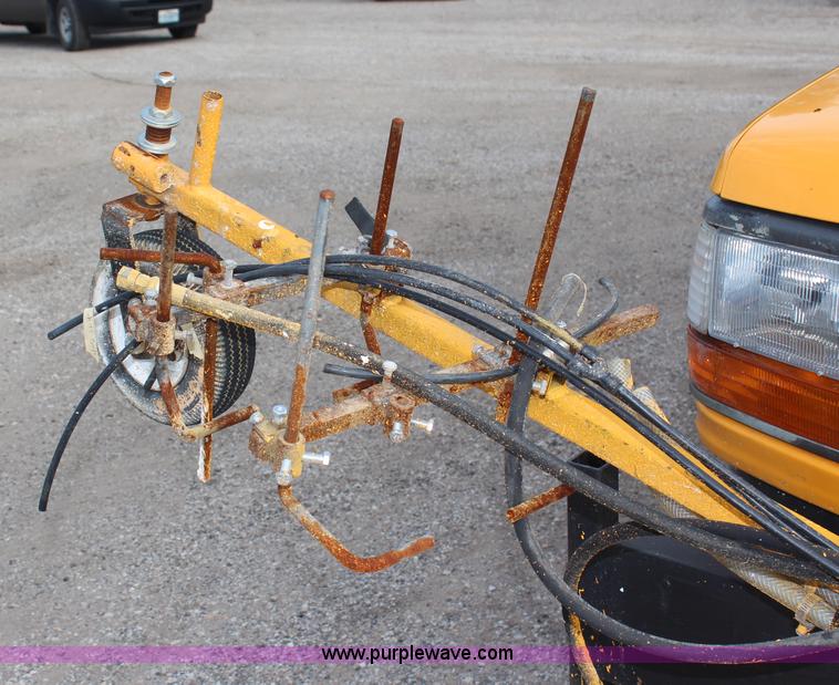 image for item H6687 1997 Ford F450 XL Super Duty flatbed truck with paint striping unit