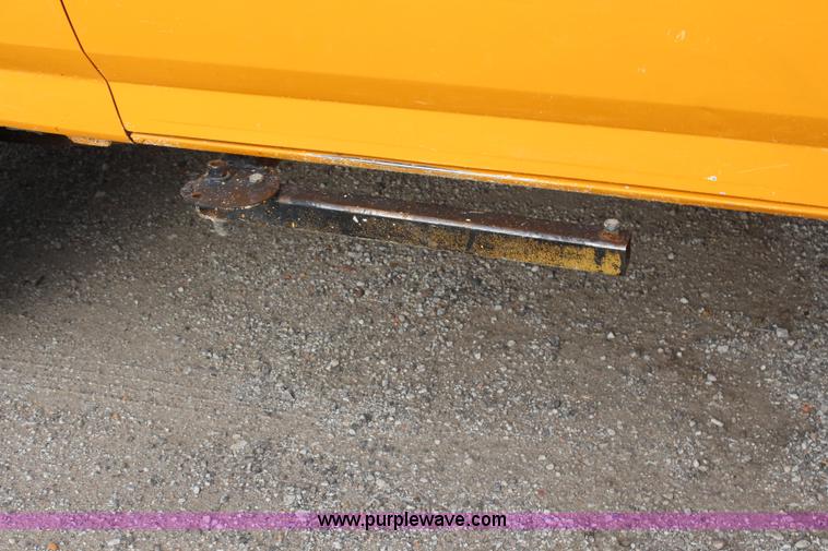 image for item H6687 1997 Ford F450 XL Super Duty flatbed truck with paint striping unit