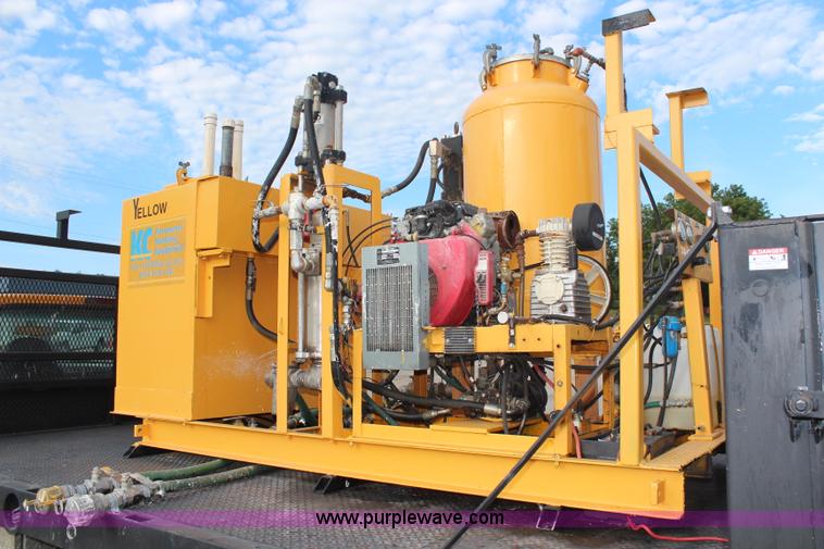 image for item H6687 1997 Ford F450 XL Super Duty flatbed truck with paint striping unit