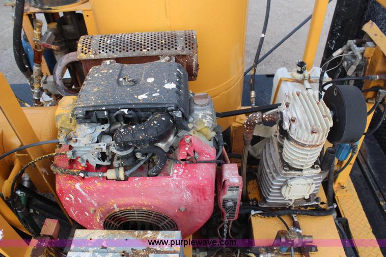 image for item H6687 1997 Ford F450 XL Super Duty flatbed truck with paint striping unit