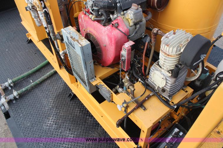 image for item H6687 1997 Ford F450 XL Super Duty flatbed truck with paint striping unit