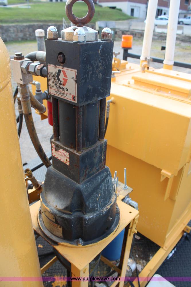 image for item H6687 1997 Ford F450 XL Super Duty flatbed truck with paint striping unit