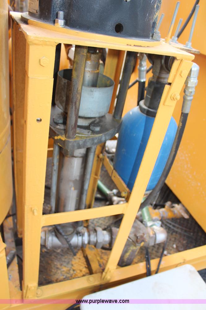 image for item H6687 1997 Ford F450 XL Super Duty flatbed truck with paint striping unit