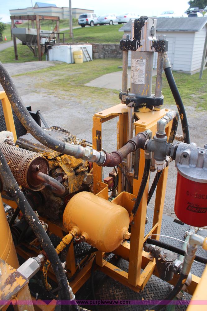 image for item H6687 1997 Ford F450 XL Super Duty flatbed truck with paint striping unit