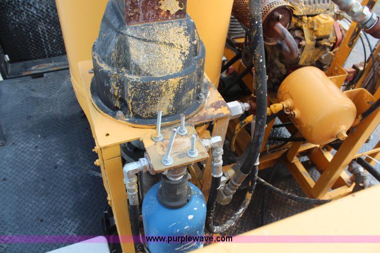 image for item H6687 1997 Ford F450 XL Super Duty flatbed truck with paint striping unit