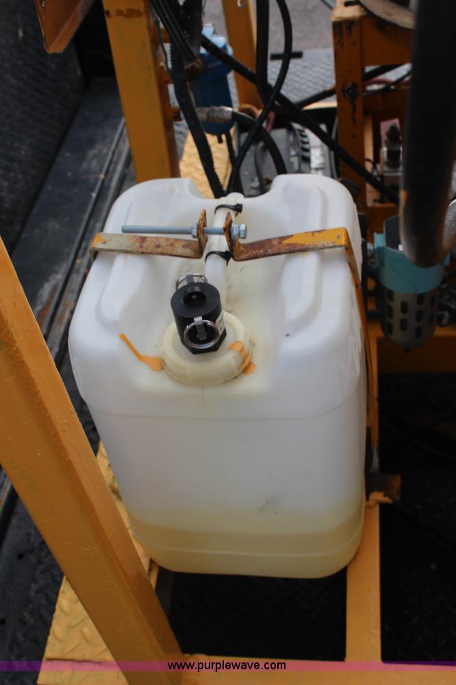 image for item H6687 1997 Ford F450 XL Super Duty flatbed truck with paint striping unit