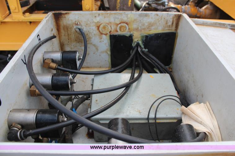 image for item H6687 1997 Ford F450 XL Super Duty flatbed truck with paint striping unit