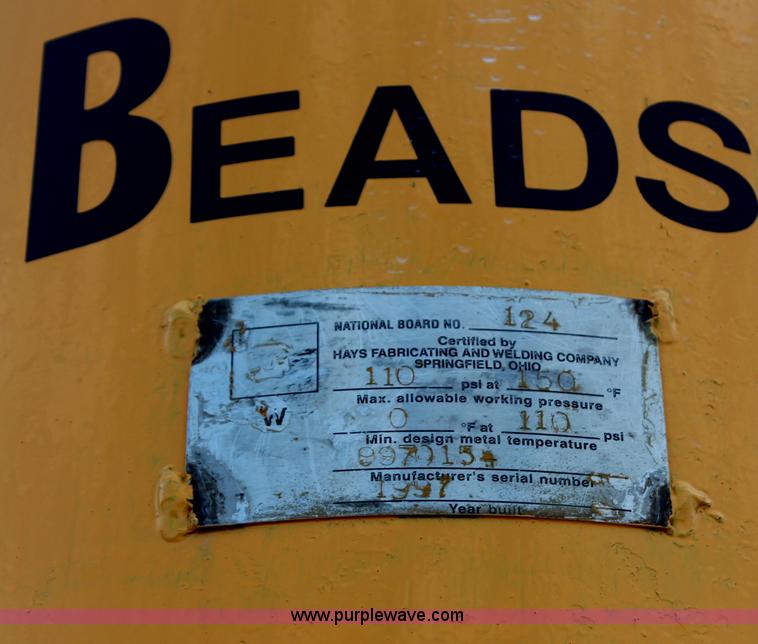 image for item H6687 1997 Ford F450 XL Super Duty flatbed truck with paint striping unit