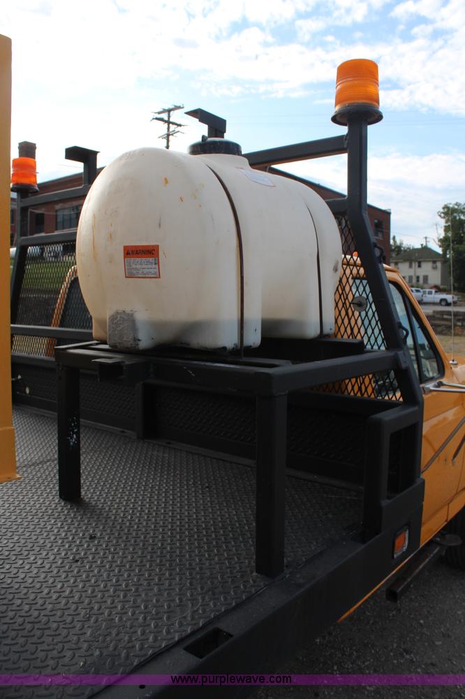 image for item H6687 1997 Ford F450 XL Super Duty flatbed truck with paint striping unit