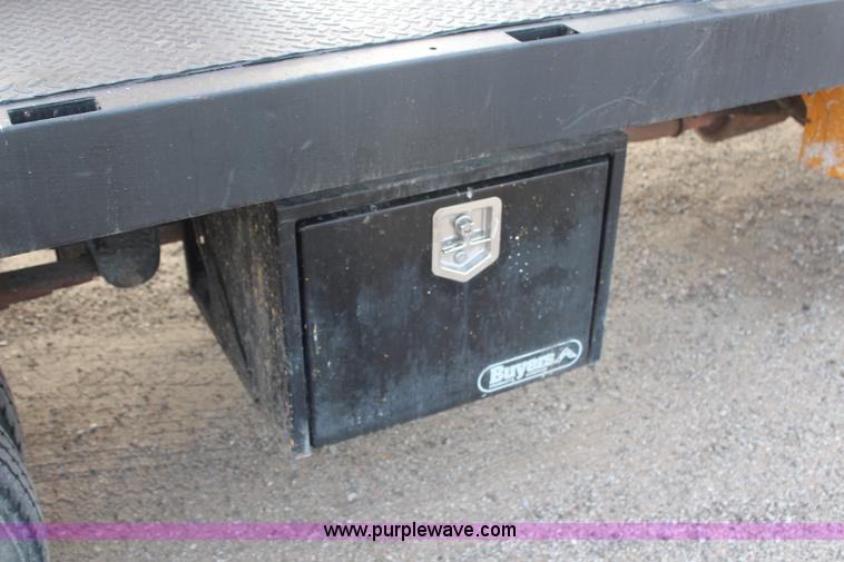 image for item H6687 1997 Ford F450 XL Super Duty flatbed truck with paint striping unit