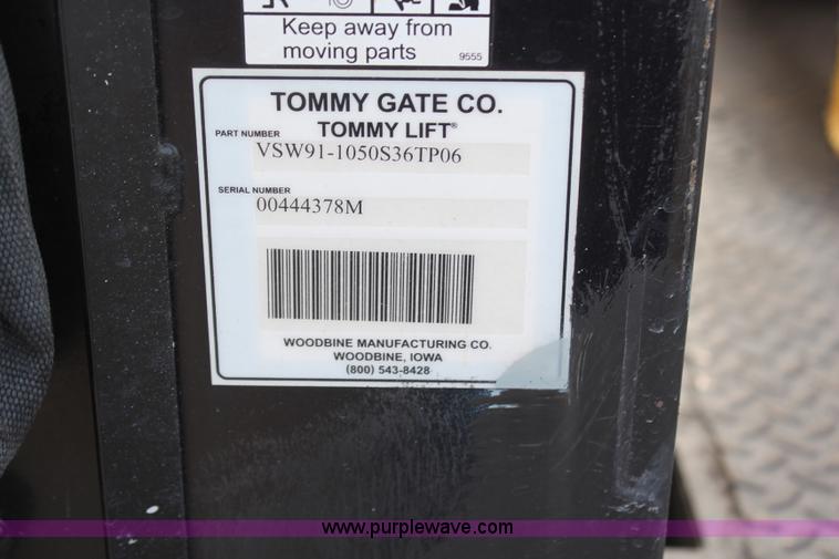 image for item H6687 1997 Ford F450 XL Super Duty flatbed truck with paint striping unit