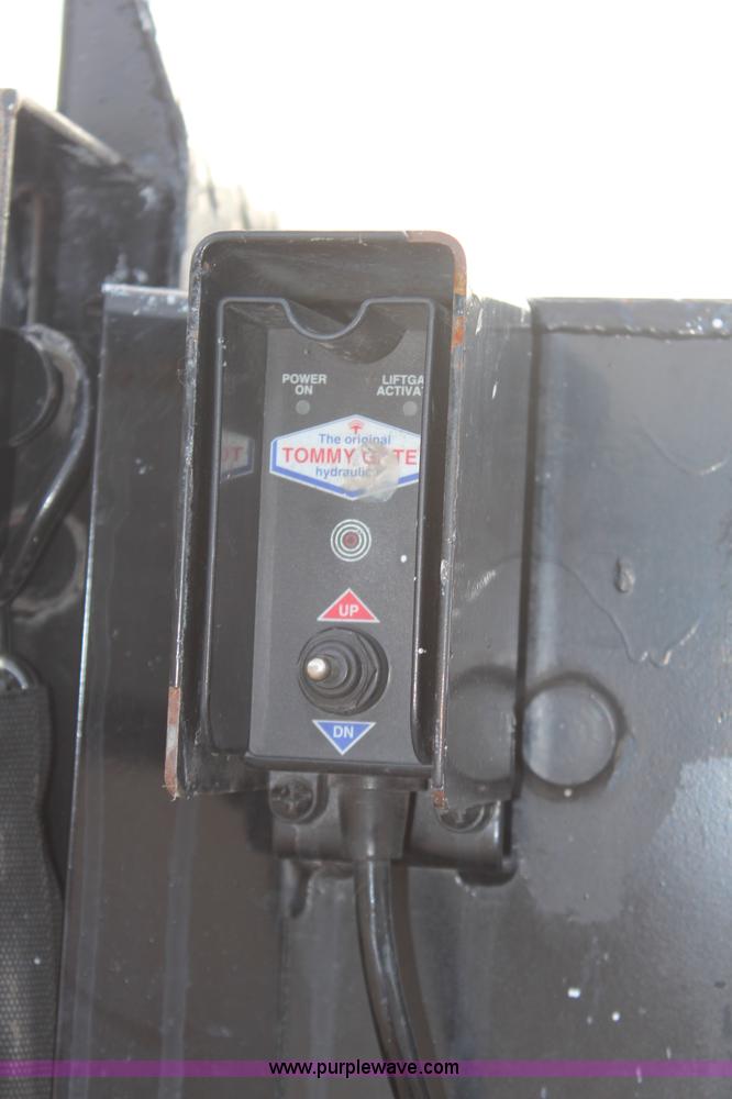 image for item H6687 1997 Ford F450 XL Super Duty flatbed truck with paint striping unit