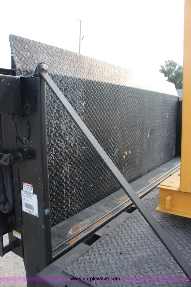 image for item H6687 1997 Ford F450 XL Super Duty flatbed truck with paint striping unit