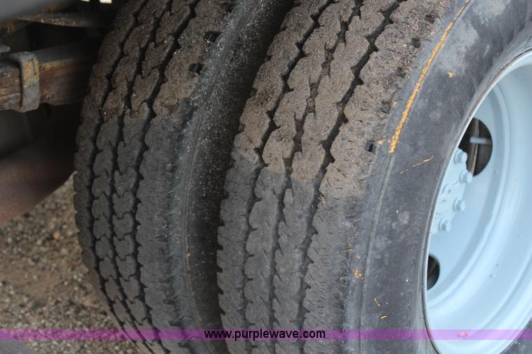 image for item H6687 1997 Ford F450 XL Super Duty flatbed truck with paint striping unit