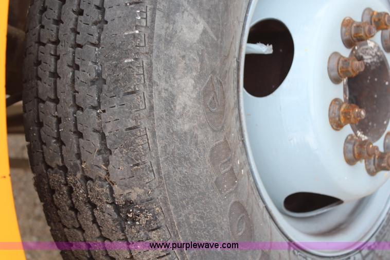 image for item H6687 1997 Ford F450 XL Super Duty flatbed truck with paint striping unit