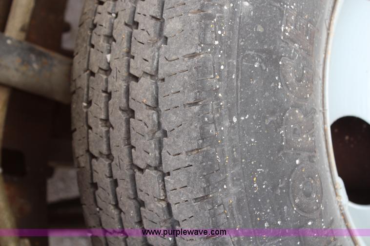 image for item H6687 1997 Ford F450 XL Super Duty flatbed truck with paint striping unit