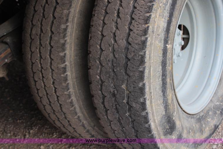 image for item H6687 1997 Ford F450 XL Super Duty flatbed truck with paint striping unit