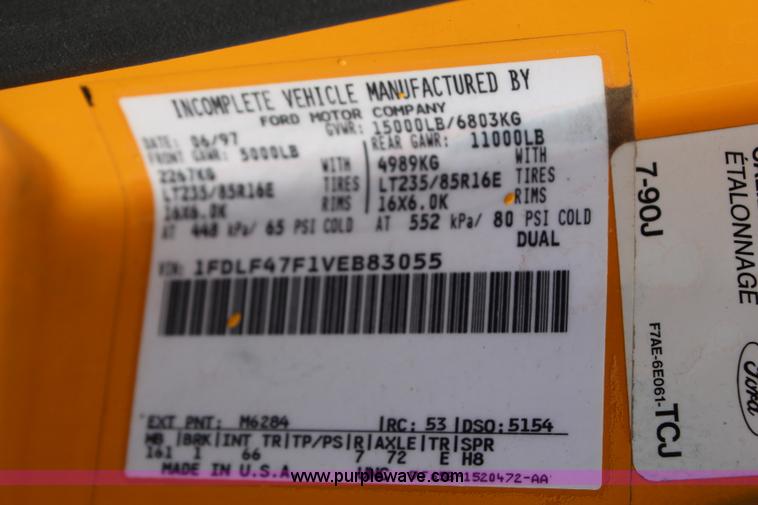 image for item H6687 1997 Ford F450 XL Super Duty flatbed truck with paint striping unit