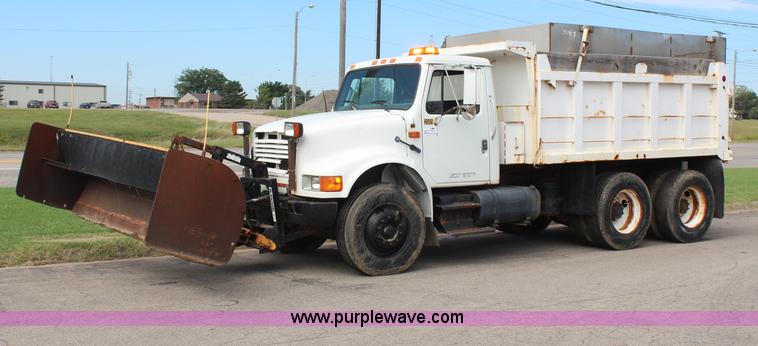 image for item H6999 1992 International 4900 semi truck