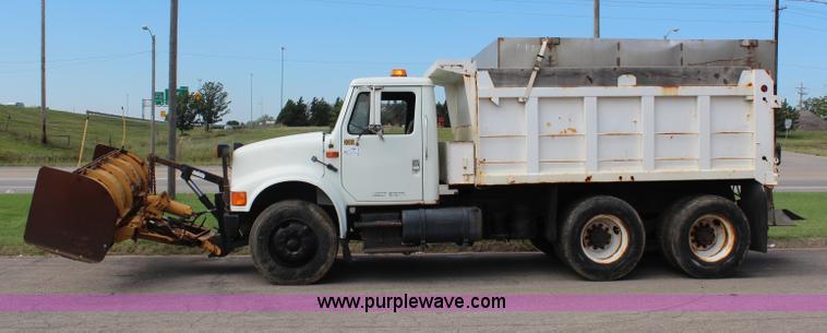 image for item H6999 1992 International 4900 semi truck