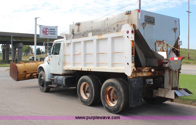 image for item H6999 1992 International 4900 semi truck