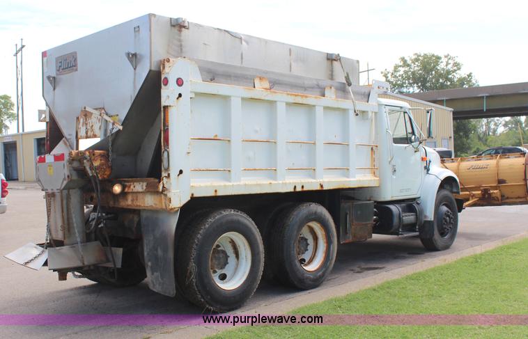 image for item H6999 1992 International 4900 semi truck