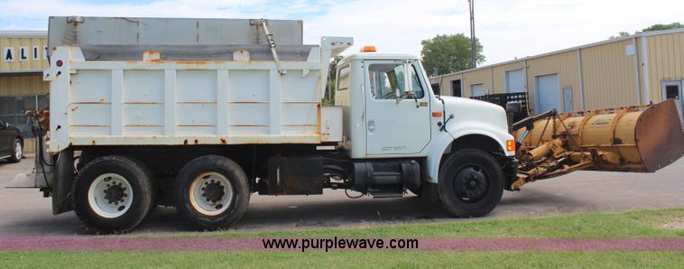 image for item H6999 1992 International 4900 semi truck