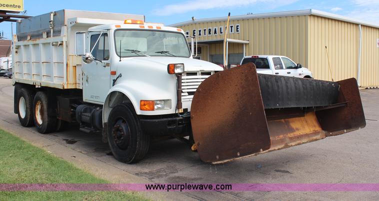 image for item H6999 1992 International 4900 semi truck