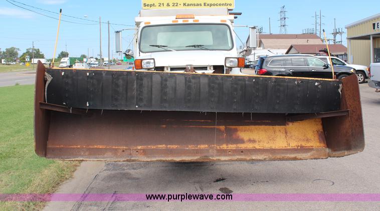 image for item H6999 1992 International 4900 semi truck