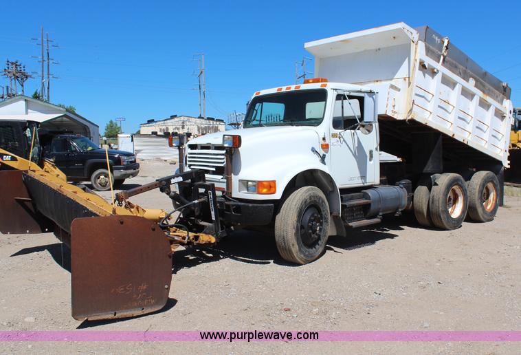 image for item H6999 1992 International 4900 semi truck