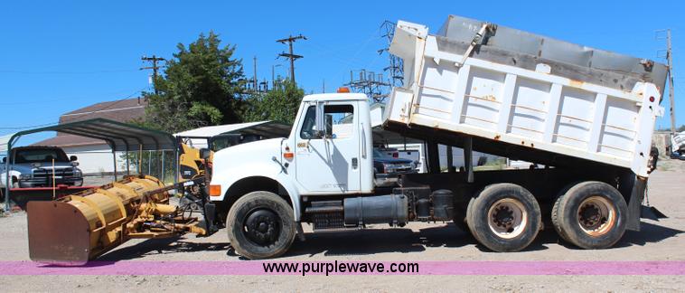 image for item H6999 1992 International 4900 semi truck