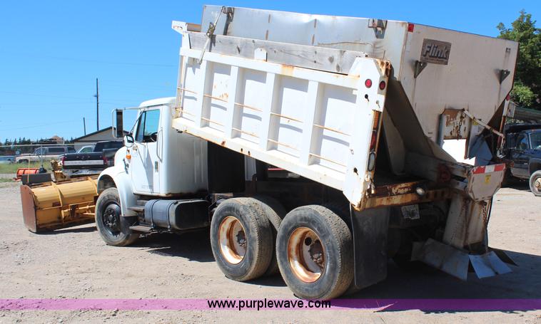 image for item H6999 1992 International 4900 semi truck