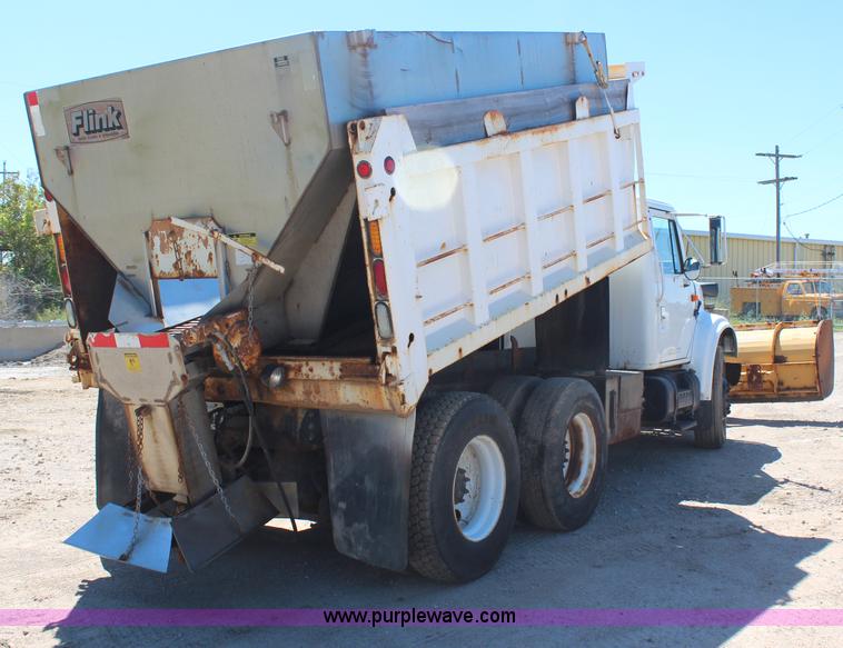 image for item H6999 1992 International 4900 semi truck