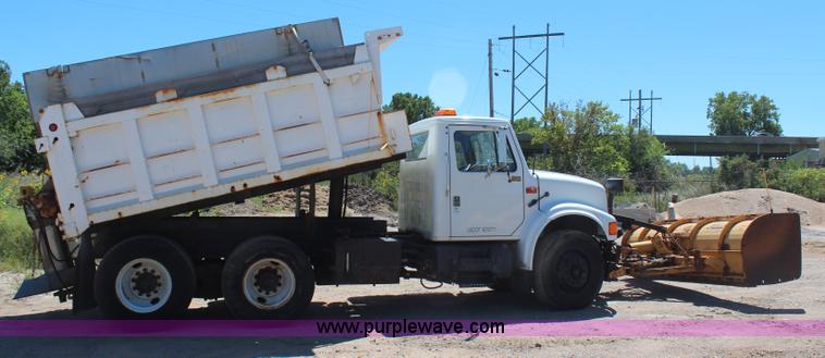 image for item H6999 1992 International 4900 semi truck