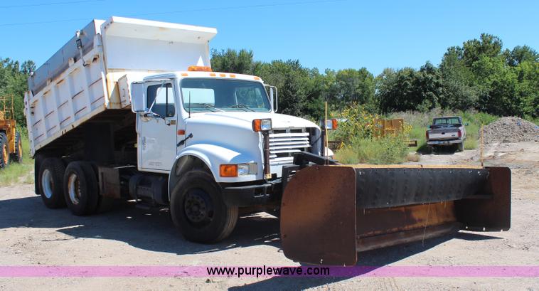 image for item H6999 1992 International 4900 semi truck